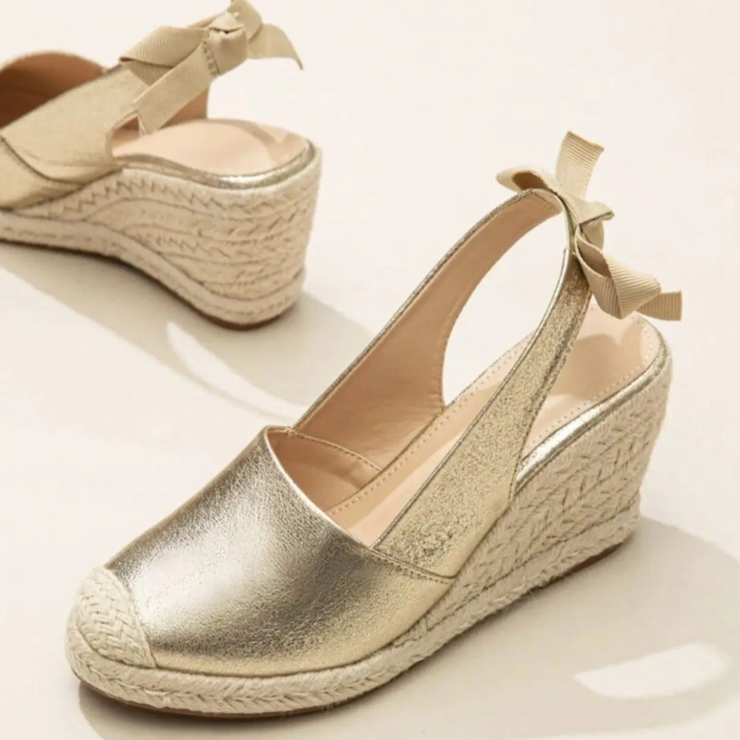 Sandalias doradas con correa y hebilla para mujer – Elissya