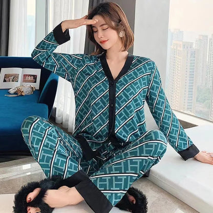 Pijama de mujer con estampado gráfico y detalles en contraste – LUNARA