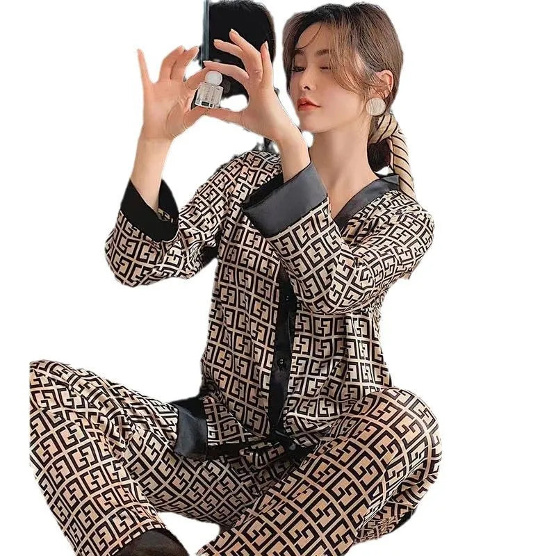 Pijama de mujer con estampado gráfico y detalles en contraste – LUNARA