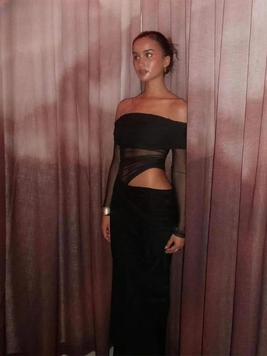 Vestido con hombros descubiertos y detalles de malla – ARLA