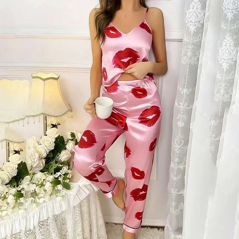 Pijama satinado con estampado de labios y diseño atrevido – KISSÉA