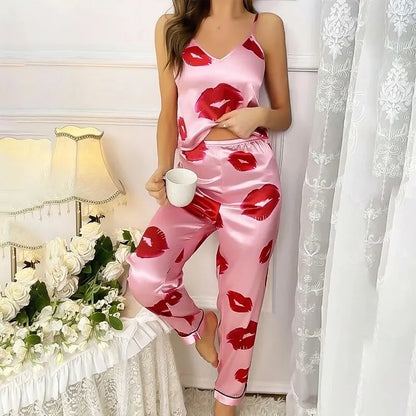 Pijama satinado con estampado de labios y diseño atrevido – KISSÉA