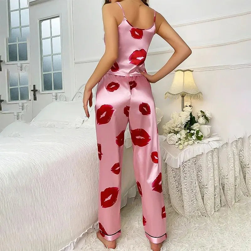 Pijama satinado con estampado de labios y diseño atrevido – KISSÉA