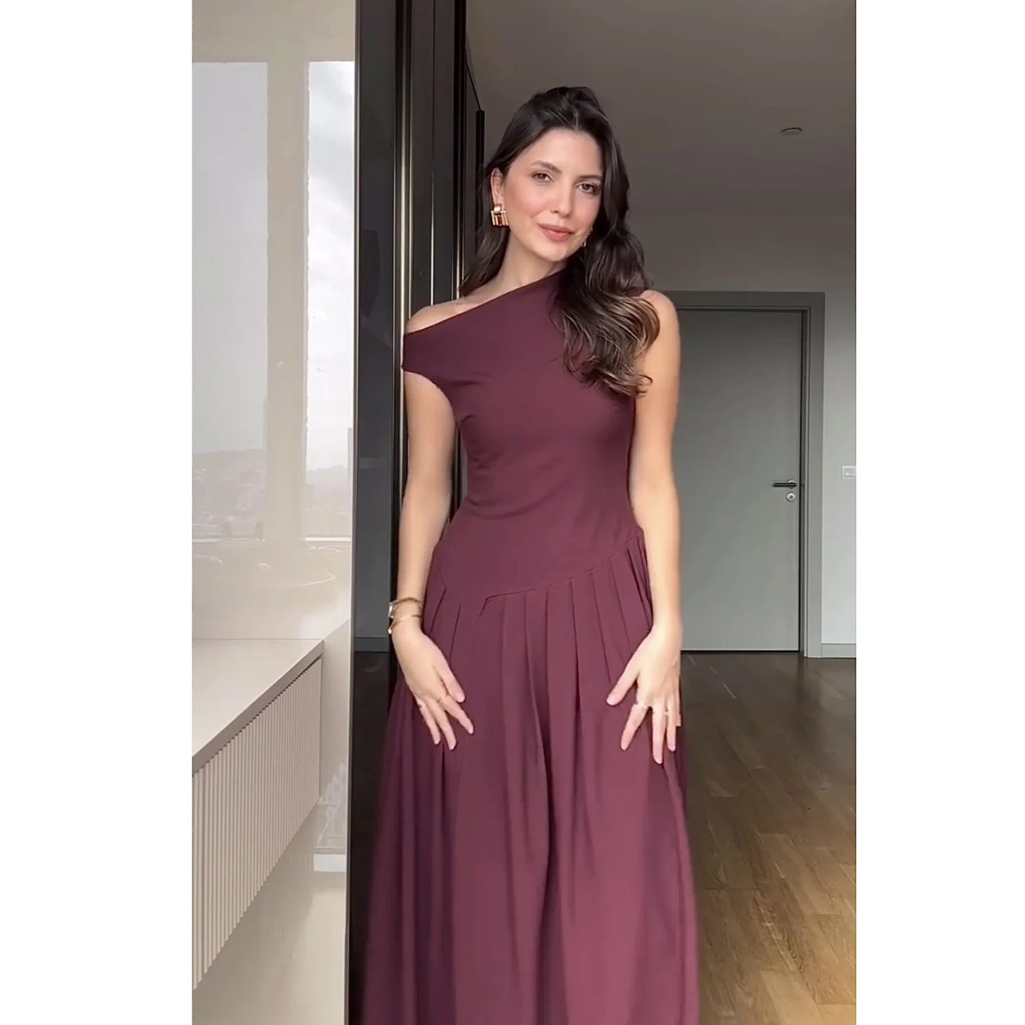 Vestido largo con cuello alto y falda plisada para mujer – LUCIA