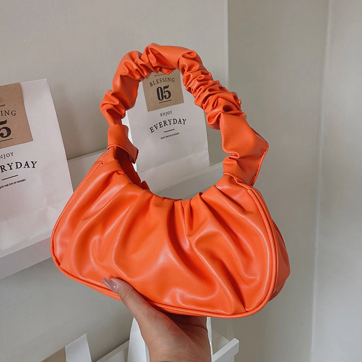 Bolso de mano elegante con diseño estructurado y asas superiores – TAVIANNA