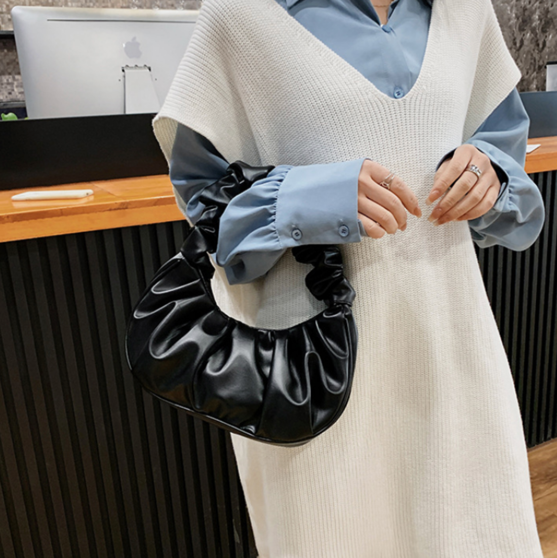 Bolso de mano elegante con diseño estructurado y asas superiores – TAVIANNA