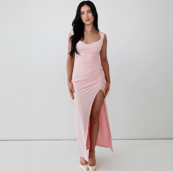Vestido elegante de mujer con corte entallado y detalles sutiles – MILUA