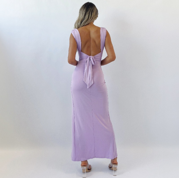 Vestido elegante de mujer con corte entallado y detalles sutiles – MILUA