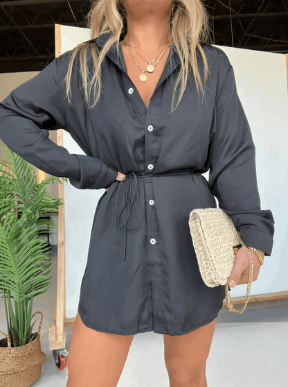 Vestido satinado midi con escote cruzado y tirantes finos – LUNARIA