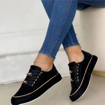 Zapatillas bajas blancas con detalles dorados para mujer – KAYLA