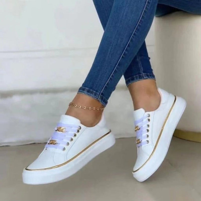 Zapatillas bajas blancas con detalles dorados para mujer – KAYLA