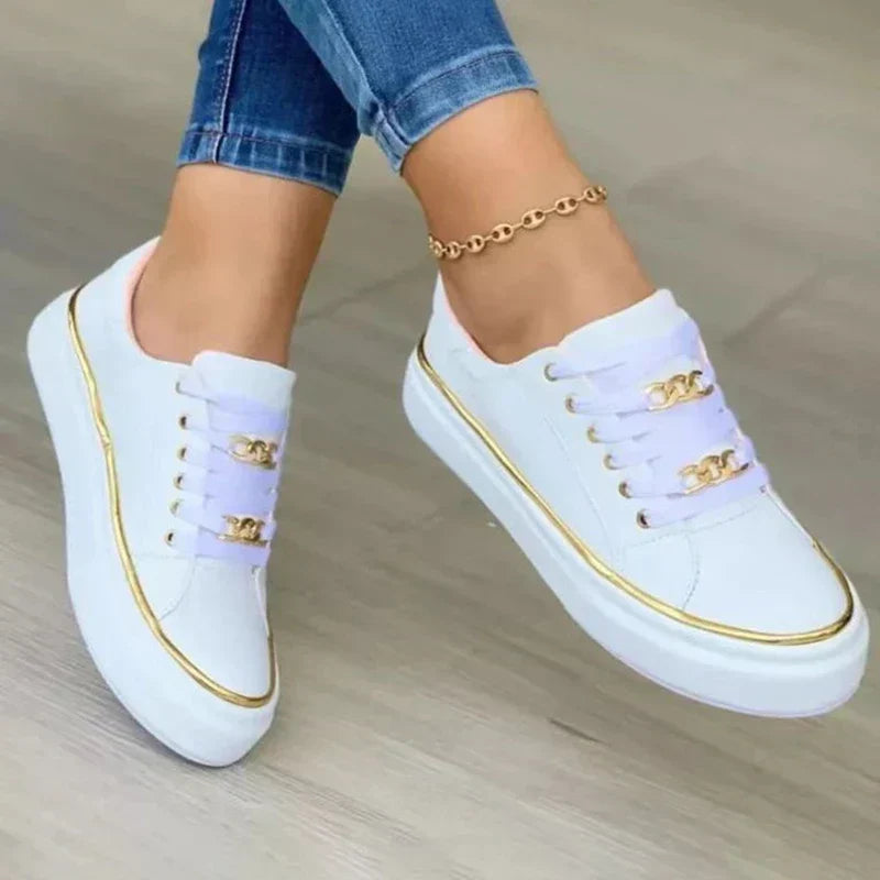 Zapatillas bajas blancas con detalles dorados para mujer – KAYLA