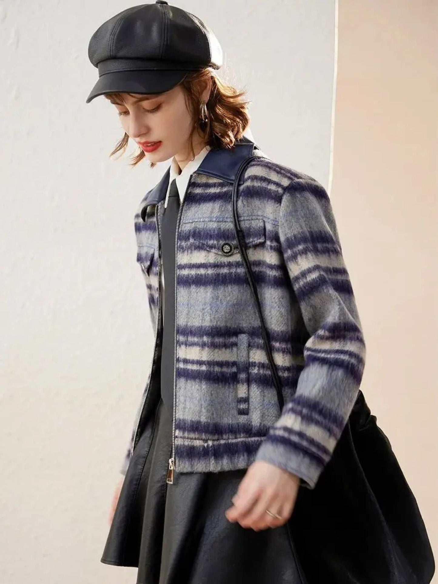 Chaqueta corta de mujer con cremallera y rayas gráficas – MACARENA
