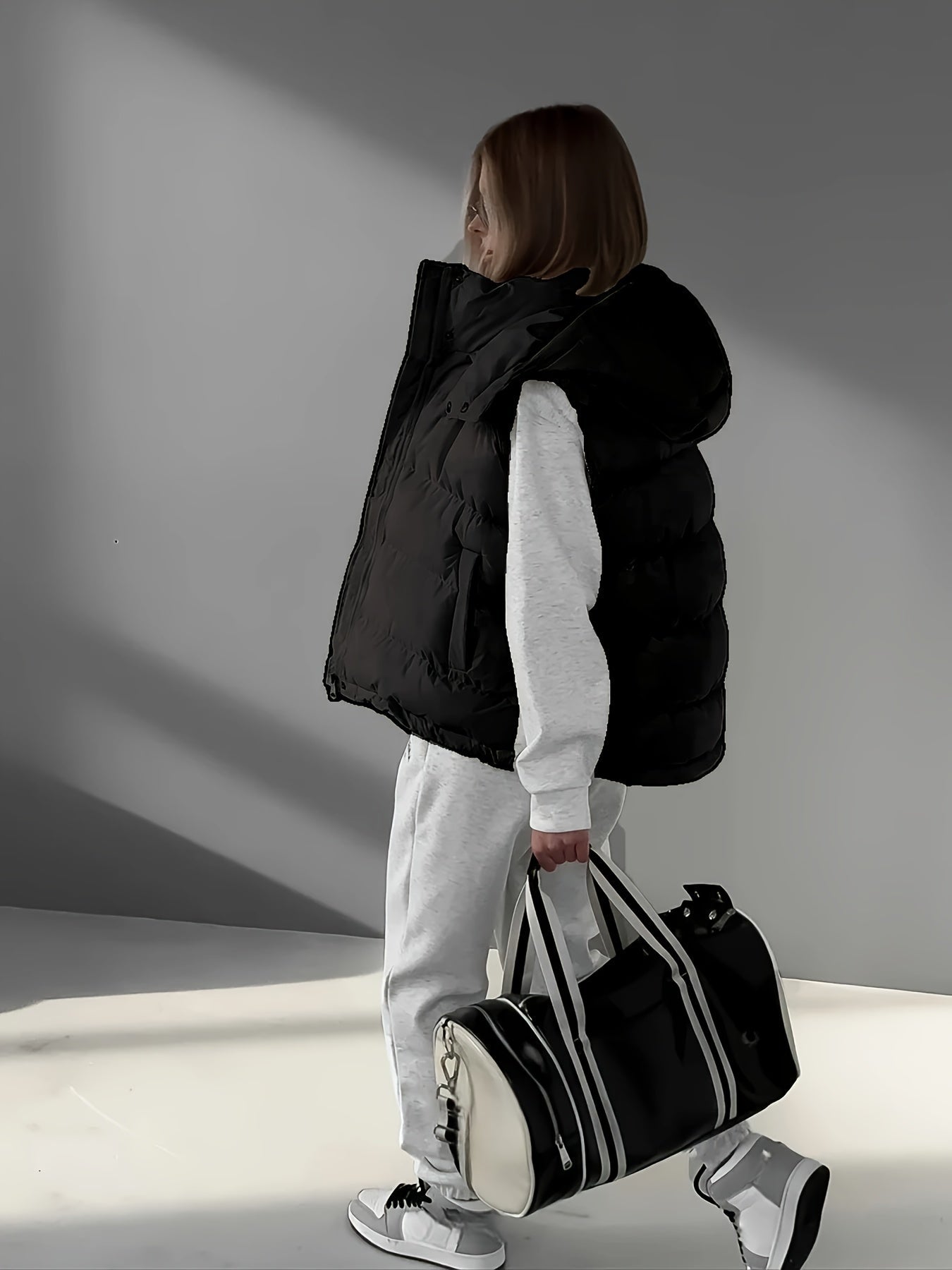 Chaleco sin mangas para mujer con cremallera y escote en pico – LEVANA