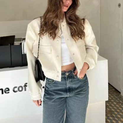 Eleanor - Chaqueta corta manga larga con botones y hombros acolchados con bolsillo con solapa para mujer Beige