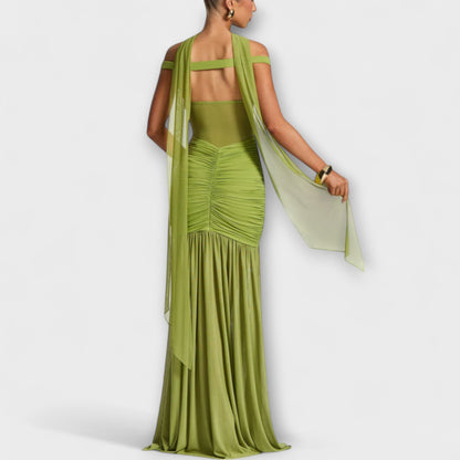 Vestido de noche con hombros descubiertos y abertura lateral – PRISILA