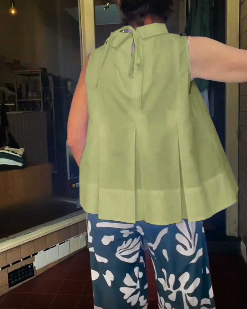 Top sin mangas de mujer con cuello alto y pliegue frontal – ELISARA