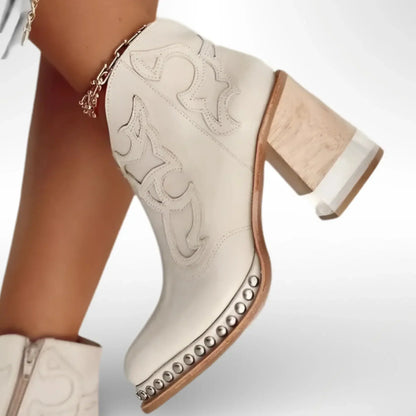 Botas de piel con bordados artesanales y tacón bajo – NERINA